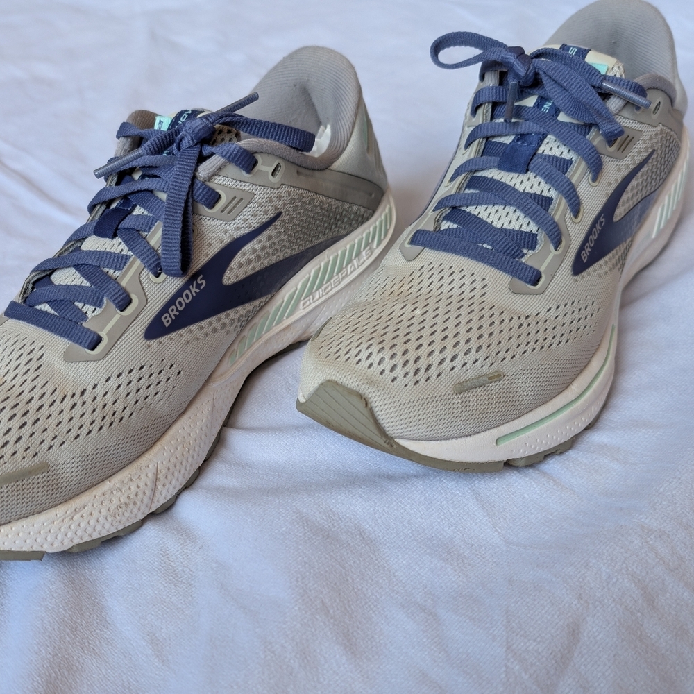 Brooks Adrenaline GTS 22 Running Shoes Size 9 Womens